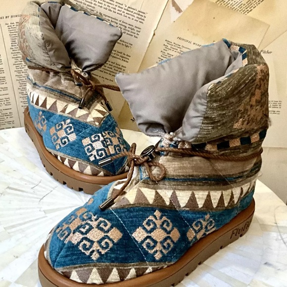 Anthropologie Flufie Pillow Snow Boot Goose Down Velvet Jacquard Blue Tan - Picture 6 of 7